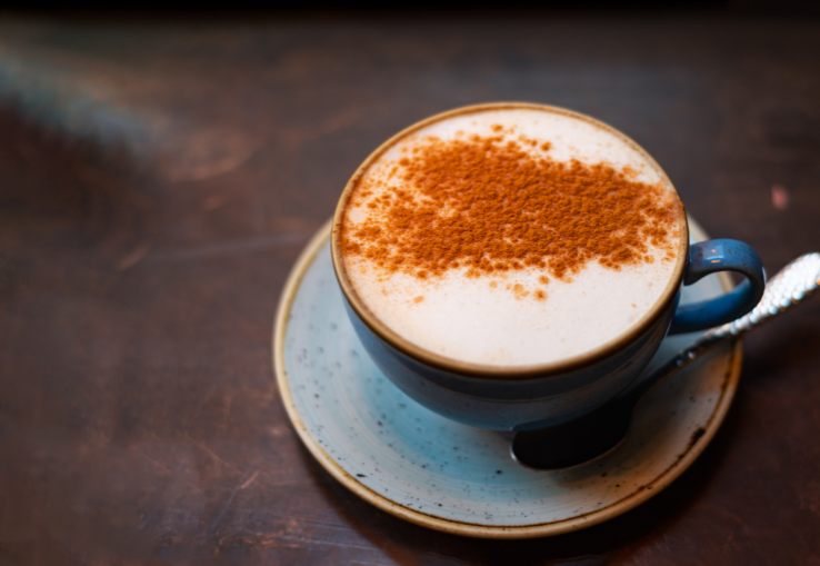 Taza de Ashwagandha Latte con Canela en polvo