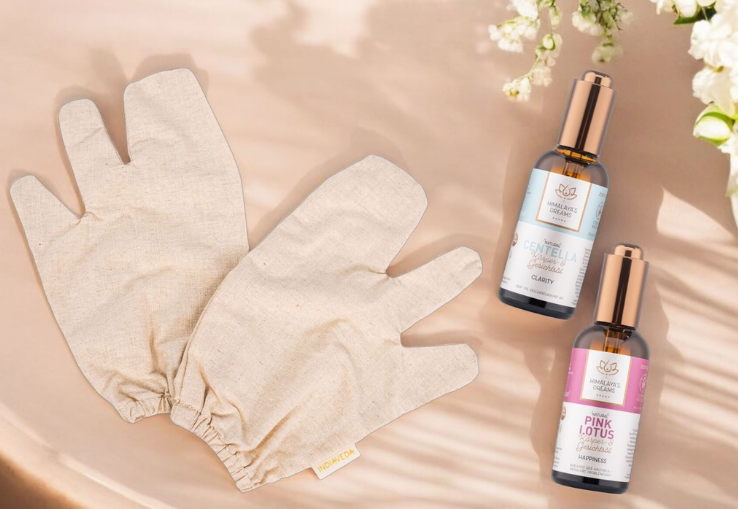 Guantes seda cruda para Masaje Ayurv&eacute;dico, frasco aceite corporal y facial ayurv&eacute;dico Centella y Pink Lotus