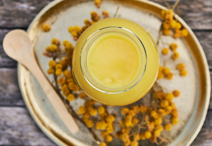 Ghee artesanal ayurveda con cuchara