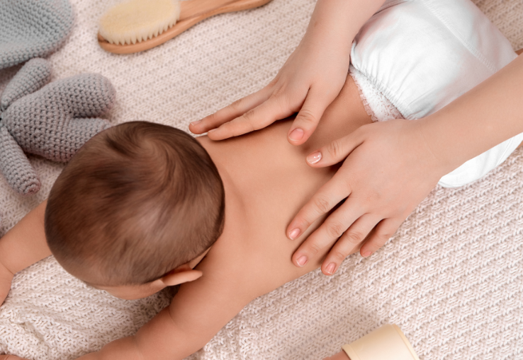 Beb&eacute; de espaldas recibiendo un masaje ayurvedico shantala 