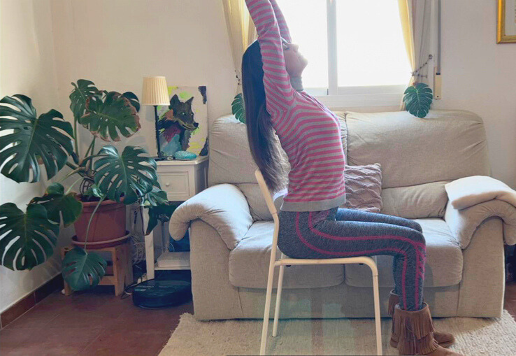 Mujer practicando yoga en una silla
