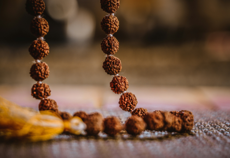 Collar de meditación hecho con semillas sagradas de Rudraksha